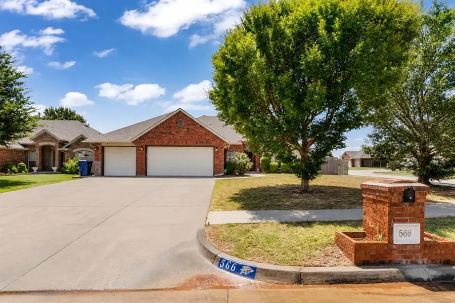 566 W Hunters Court Way, Mustang, OK 73064 - #2