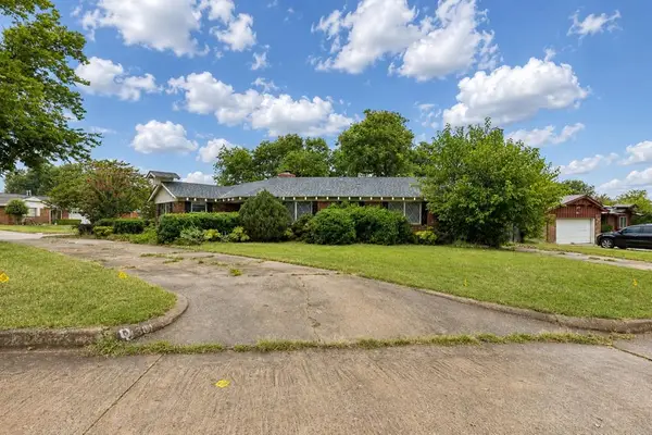 301 E Ridgewood Drive, Midwest City, OK 73110