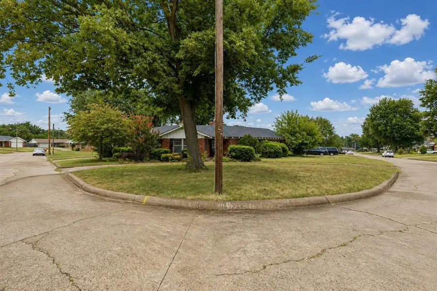 301 E Ridgewood Drive, Midwest City, OK 73110 - #2