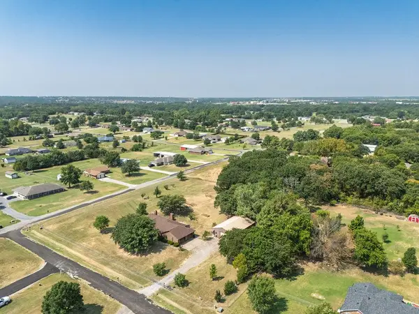 2 S Meadow Heath Drive, Shawnee, OK 74804