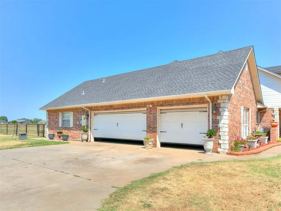 5401 Castle Ridge Drive, Mustang, OK 73064 - #2