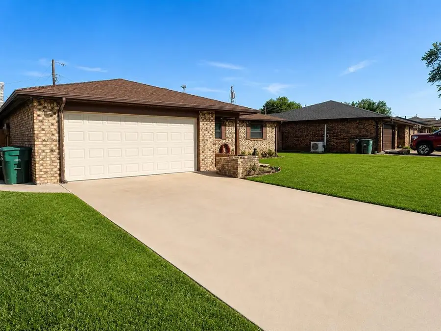 409 S 23rd Place, Clinton, OK 73601 - #2