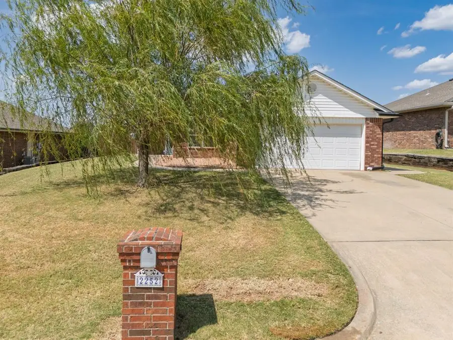 2252 Gray Dove Drive, Shawnee, OK 74804 - #2