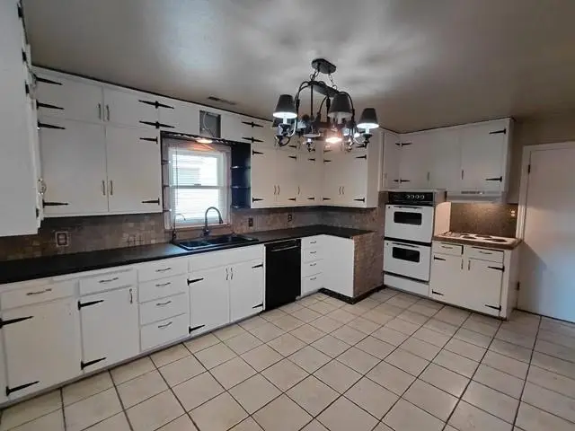 1004 S 11th Street, Kingfisher, OK 73750 - #2