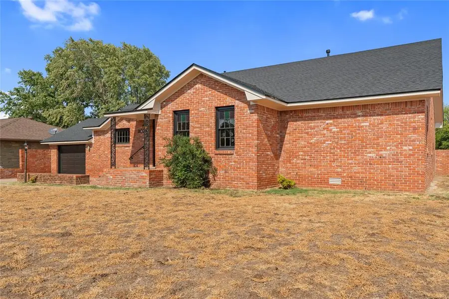 1102 N Noble Avenue, Watonga, OK 73772 - #3