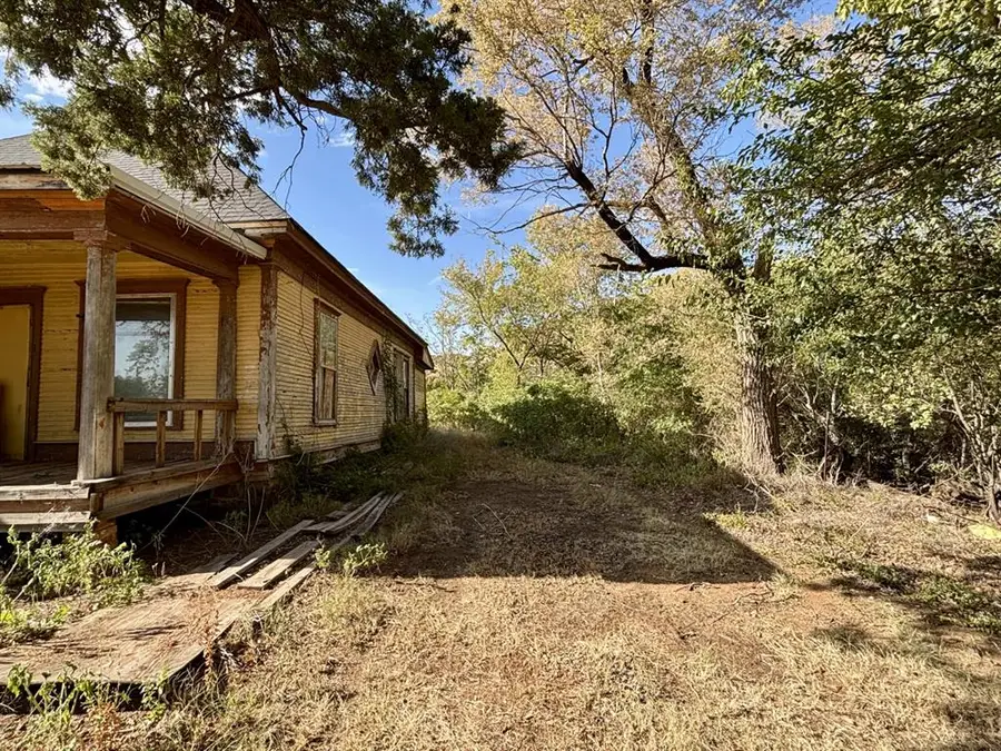 200 W Mountain Avenue, Granite, OK 73547 - #3