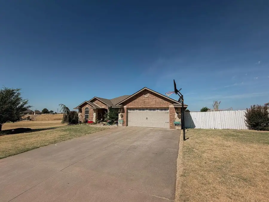 912 Roger Avenue, Hinton, OK 73047 - #2