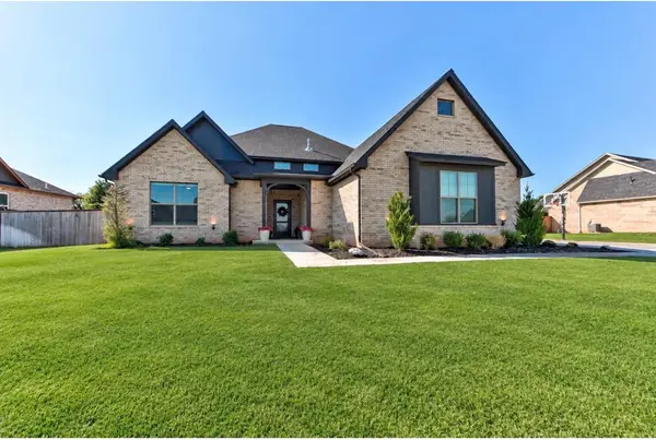 10121 Oakwood Drive, Edmond, OK 73025