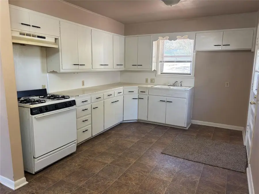 700 N 5th Street, Clinton, OK 73601 - #3