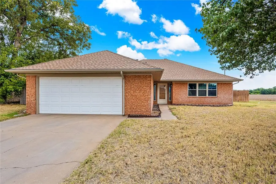 611 S Leach Avenue, Watonga, OK 73772 - #2