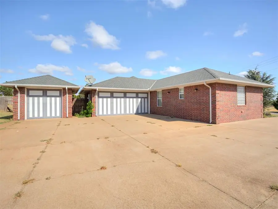 501 N Hogan Avenue, Guthrie, OK 73044 - #2