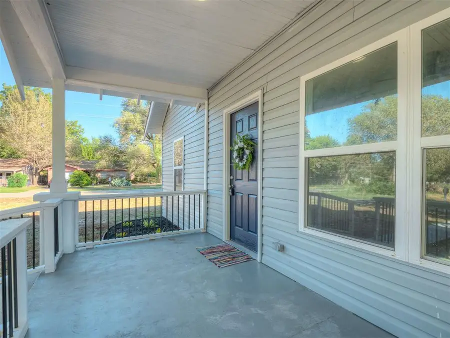 628 N 10th Street, Chickasha, OK 73018 - #3