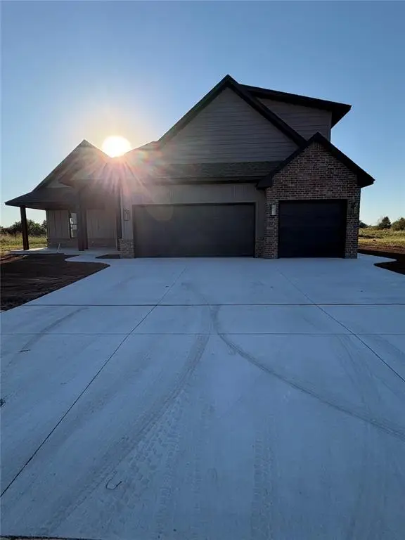 1901 Hamzas Court, Yukon, OK 73099