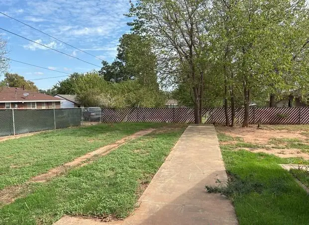 1117 Lee Avenue, Clinton, OK 73601 - #3