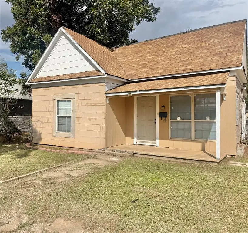 207 E Liveoak Street, Altus, OK 73521 - #1