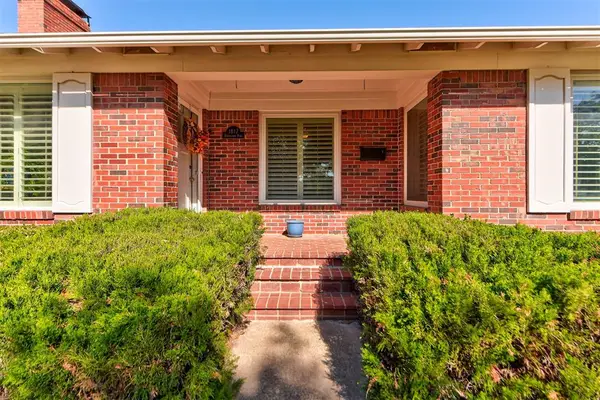 1817 Dorchester Place, Nichols Hills, OK 73120