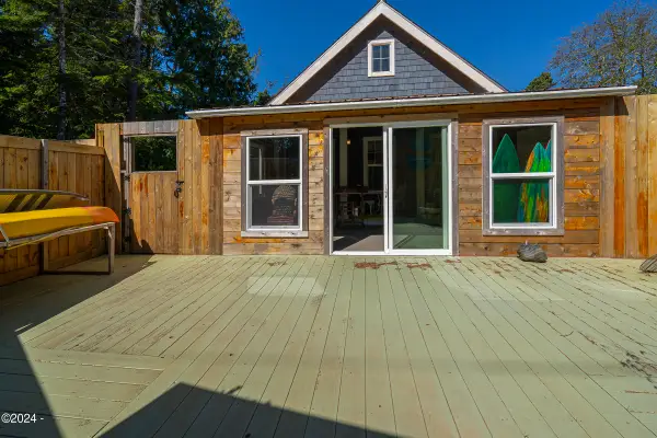 5045 N Us-101, Depoe Bay, OR 97341