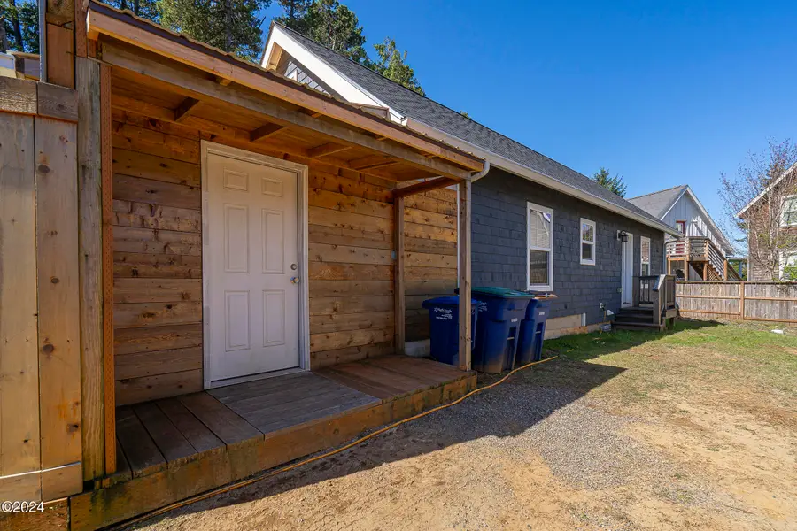 5045 N Us-101, Depoe Bay, OR 97341 - Image #2