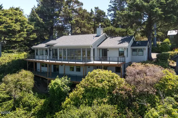 142 E Bay Point Rd, Gleneden Beach, OR 97388