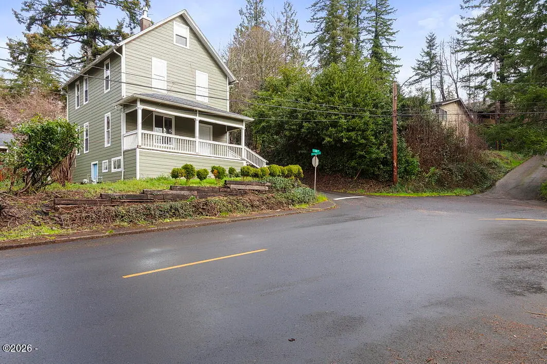 492 SE 3rd, Toledo, OR 97391 - #1