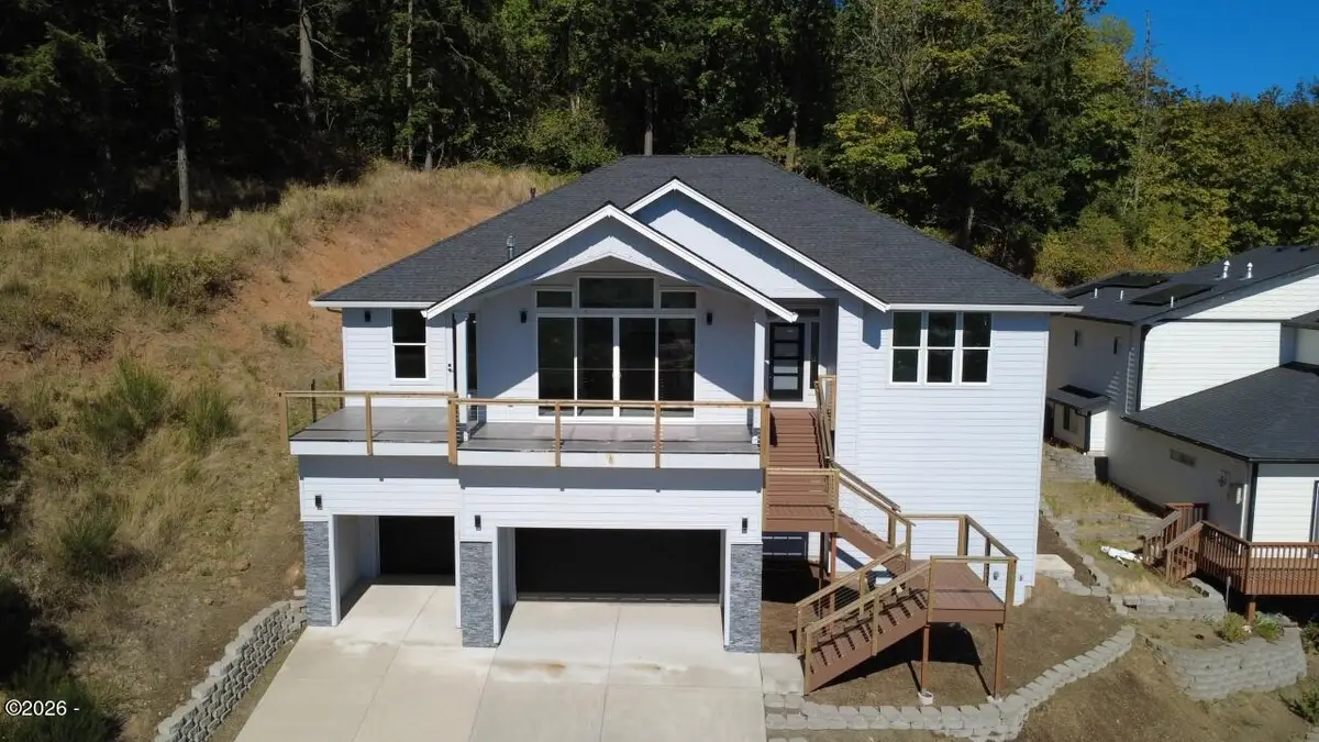 812 Hawk, Silverton, OR 97381 - #1