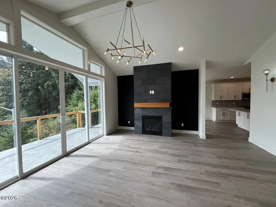 812 Hawk, Silverton, OR 97381 - #3