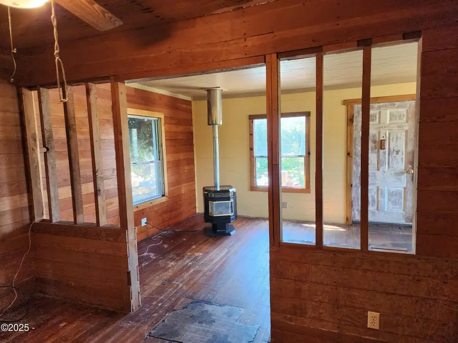 254 NE 3rd, Toledo, OR 97391 - Image #3