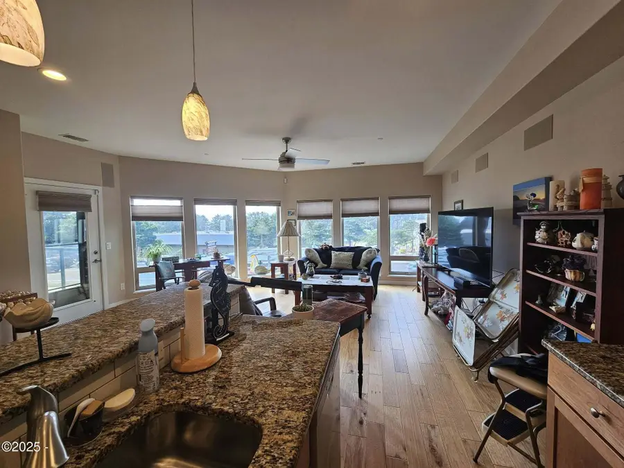503 Center, Yachats, OR 97498 - Image #2