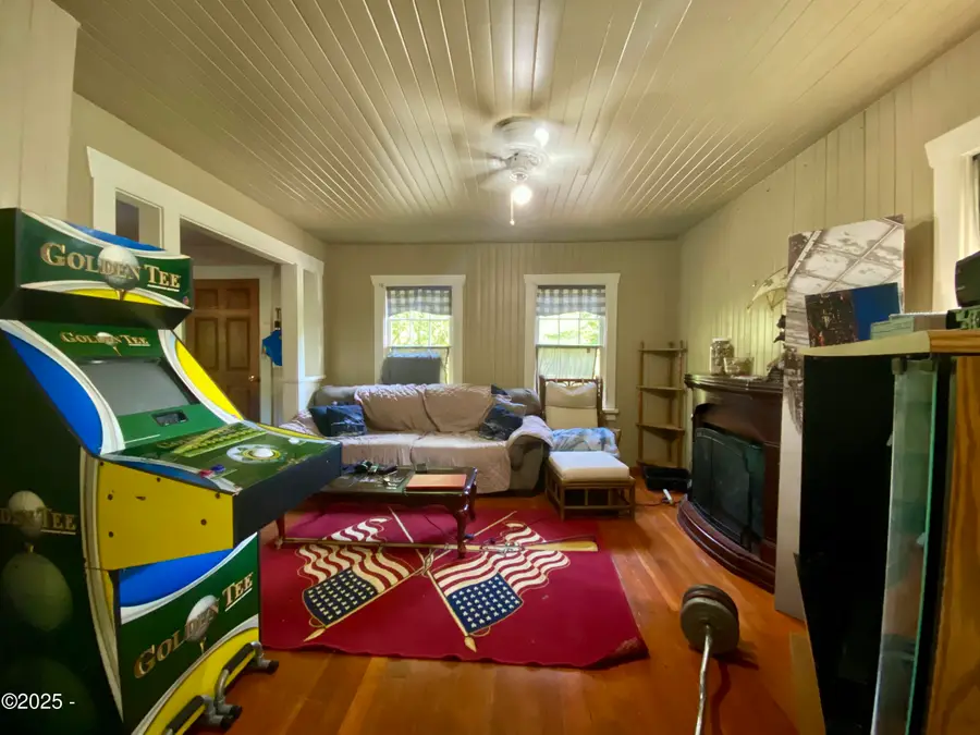 146 NE 6th, Toledo, OR 97391 - Image #3