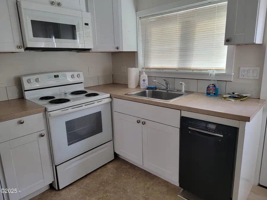 635, 633 & 631 Se Elder, Toledo, OR 97391 - Image #3