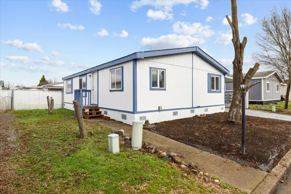 633 E Archwood Drive #UNIT 130, Eagle Point, OR 97524