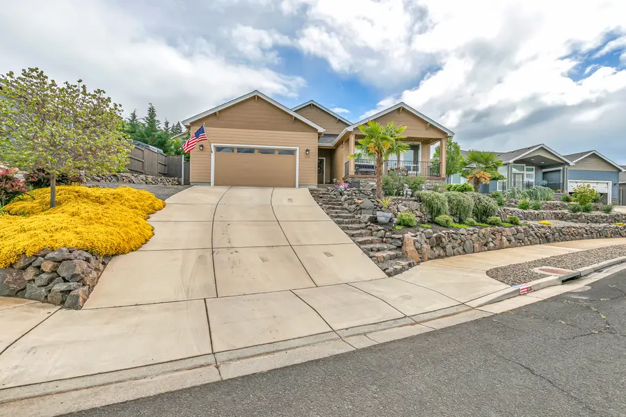218 Cambridge Terrace, Eagle Point, OR 97524 - #2