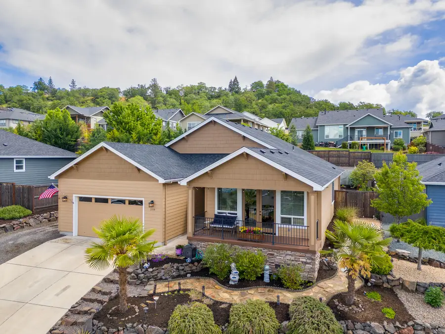 218 Cambridge Terrace, Eagle Point, OR 97524 - #3