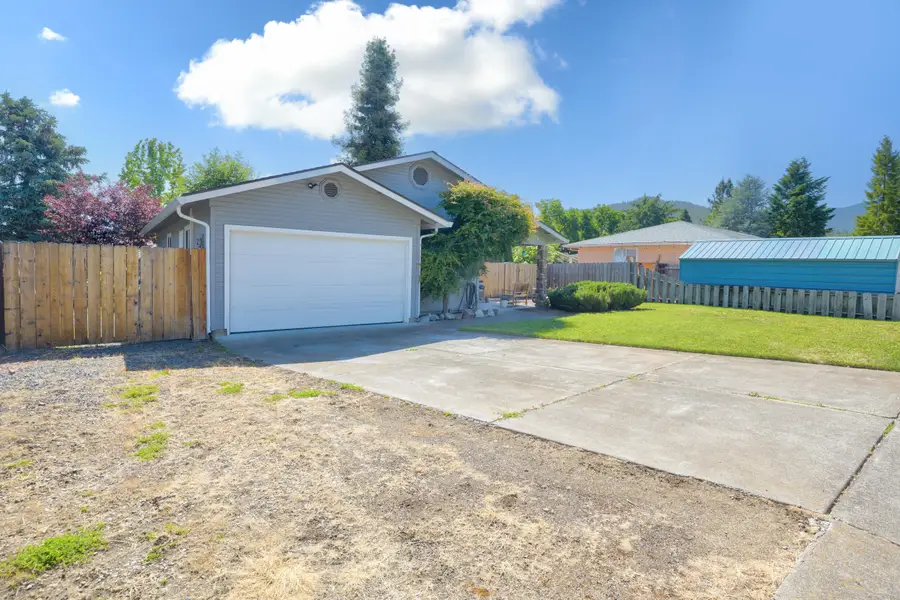539 James Street, Talent, OR 97540 - #3