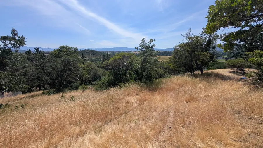 814 Mesa Drive, Eagle Point, OR 97524 - #2