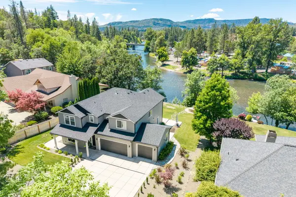 1090 Anglers Place, Shady Cove, OR 97539