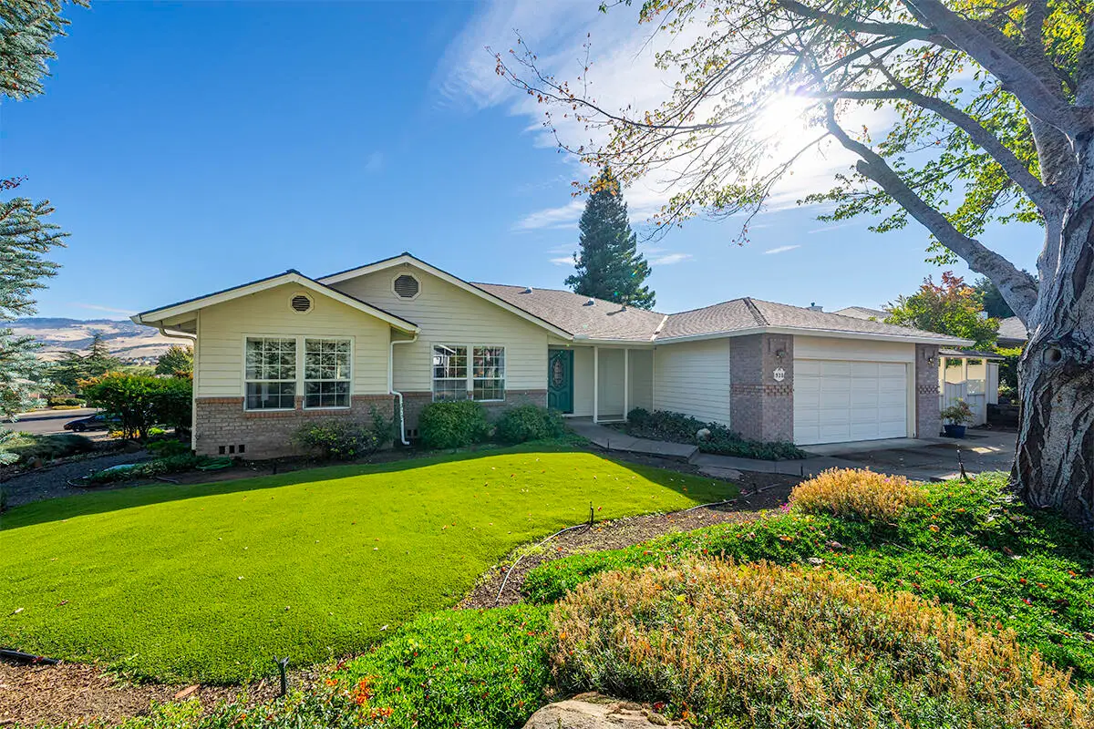 938 Cypress Point Loop, Ashland, OR 97520 - #1