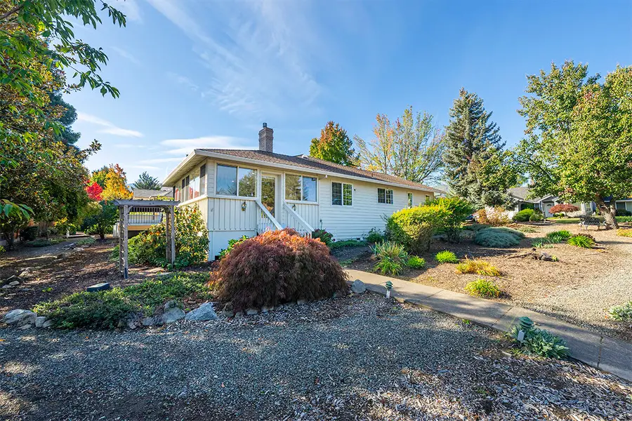 938 Cypress Point Loop, Ashland, OR 97520 - #2
