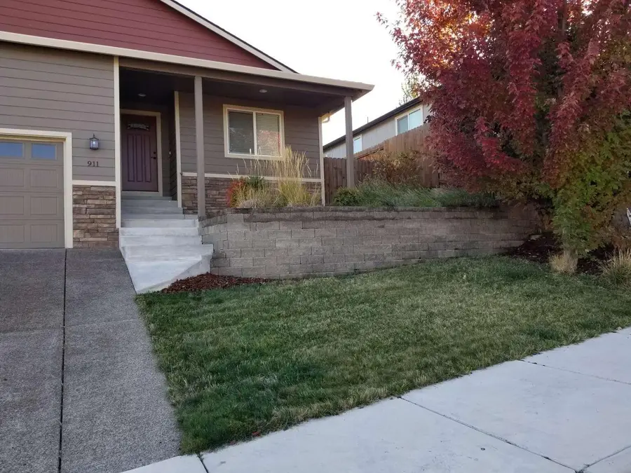 911 Stonewater Drive, Eagle Point, OR 97524 - #2