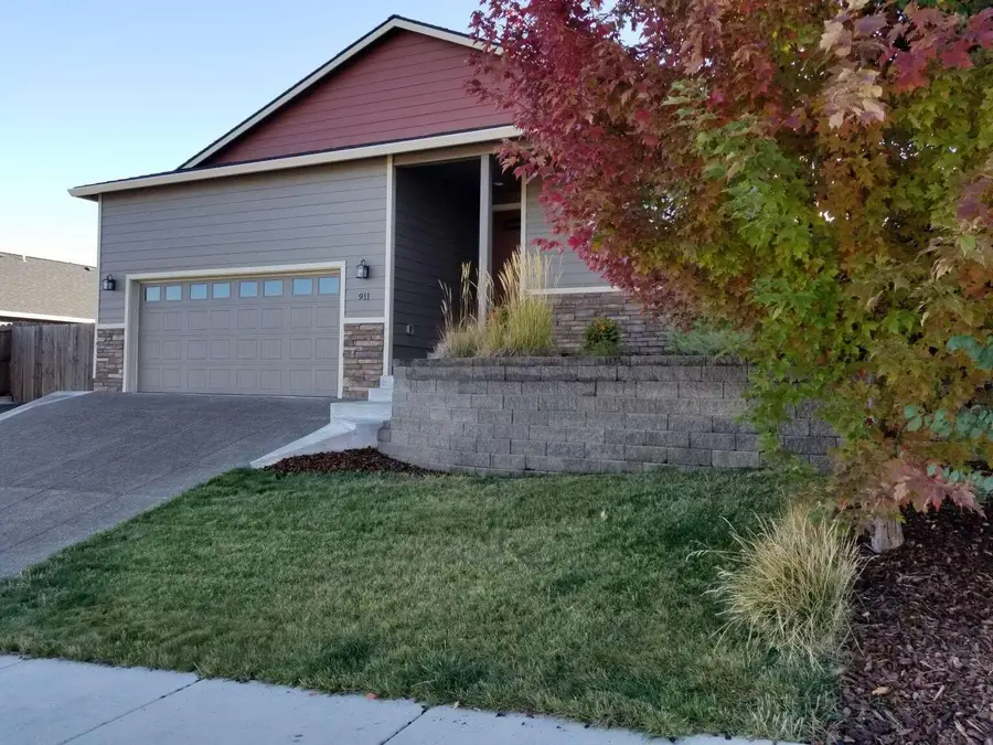 911 Stonewater Drive, Eagle Point, OR 97524 - #3