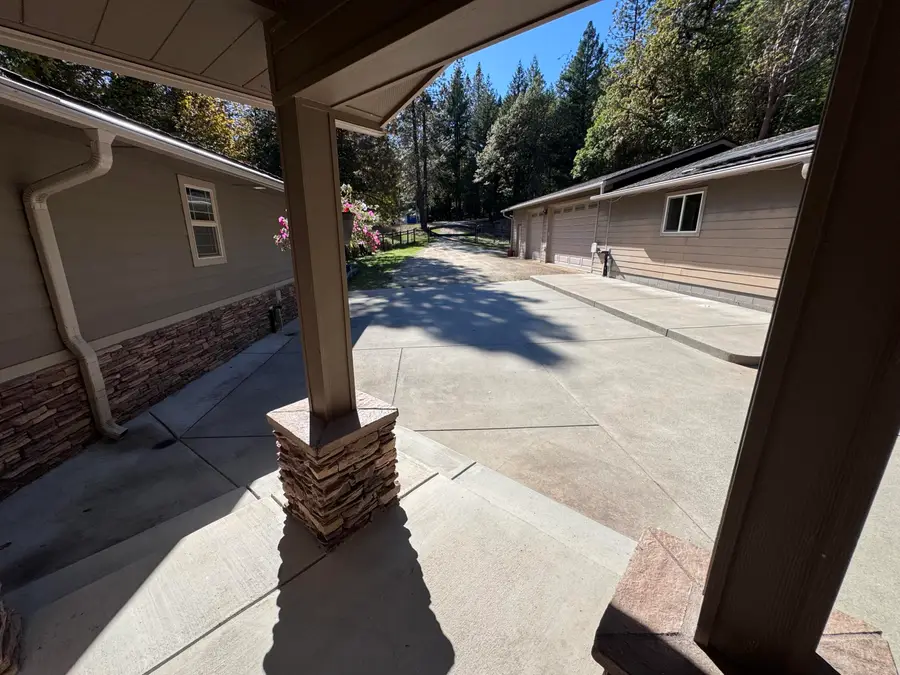 12330 E Evans Creek Road, Rogue River, OR 97537 - #3