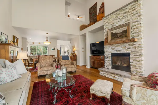 1302 Highland View Loop, Redmond, OR 97756