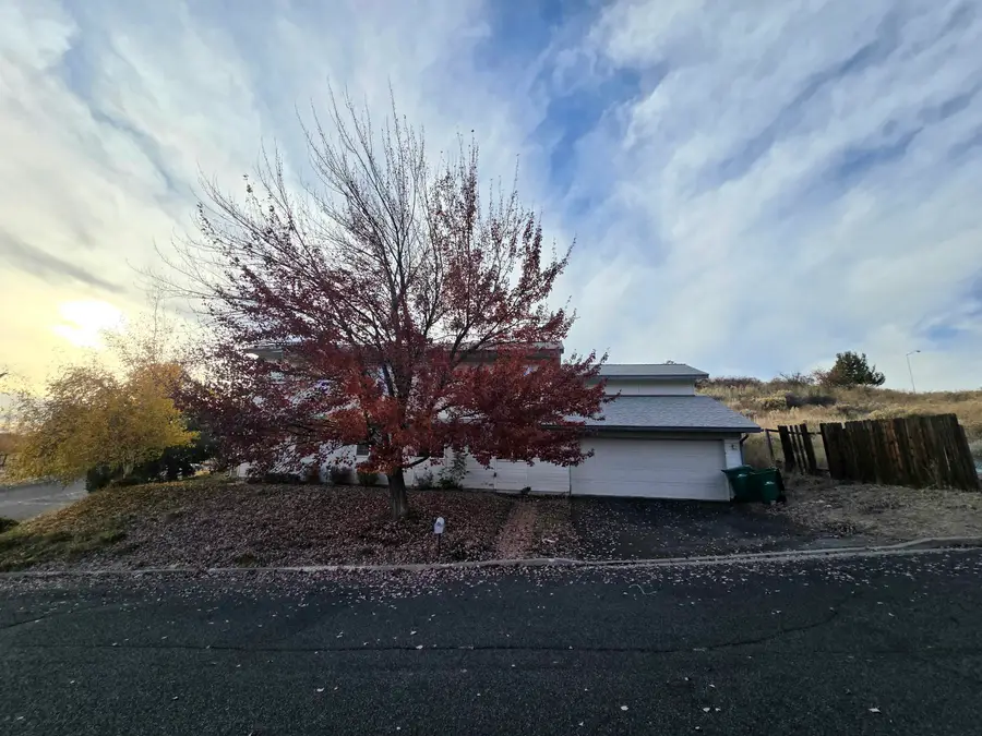 402 Mountain View Boulevard, Klamath Falls, OR 97601 - #3