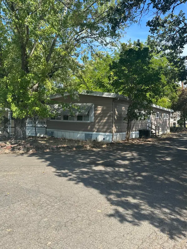 421 Stevens Road #52, Eagle Point, OR 97524