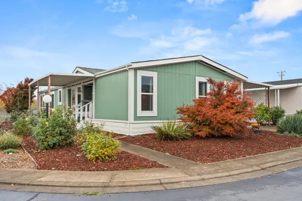4729 S Pacific Highway #16, Phoenix, OR 97535