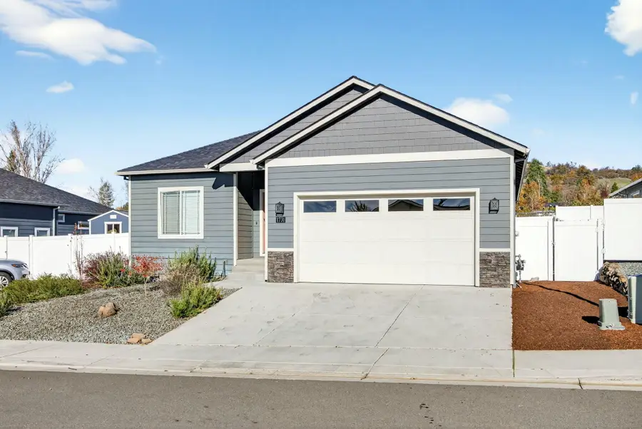 1731 Luxor Lane, Medford, OR 97504 - #2