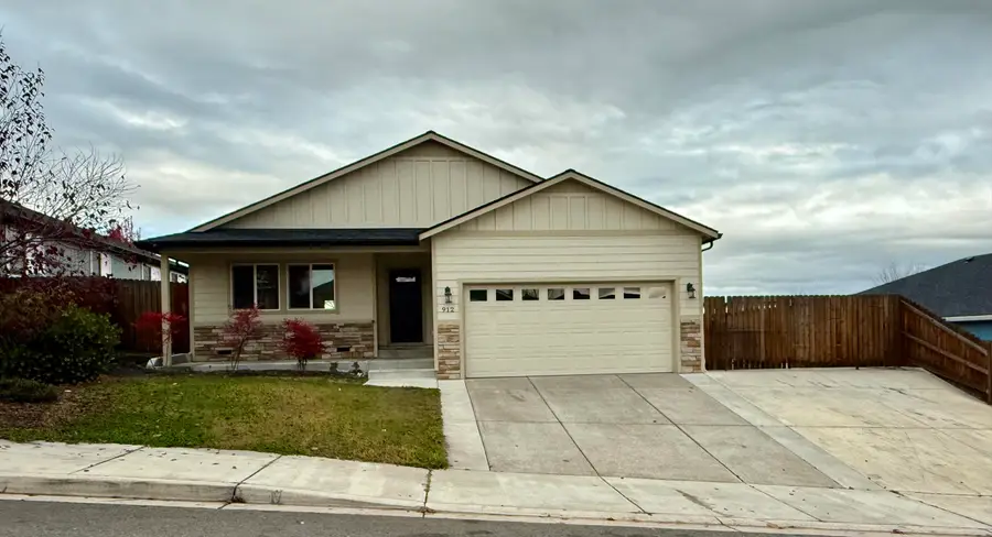 912 Stonewater Drive, Eagle Point, OR 97524 - #2