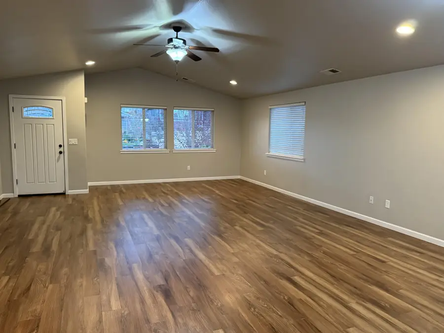 912 Stonewater Drive, Eagle Point, OR 97524 - #3