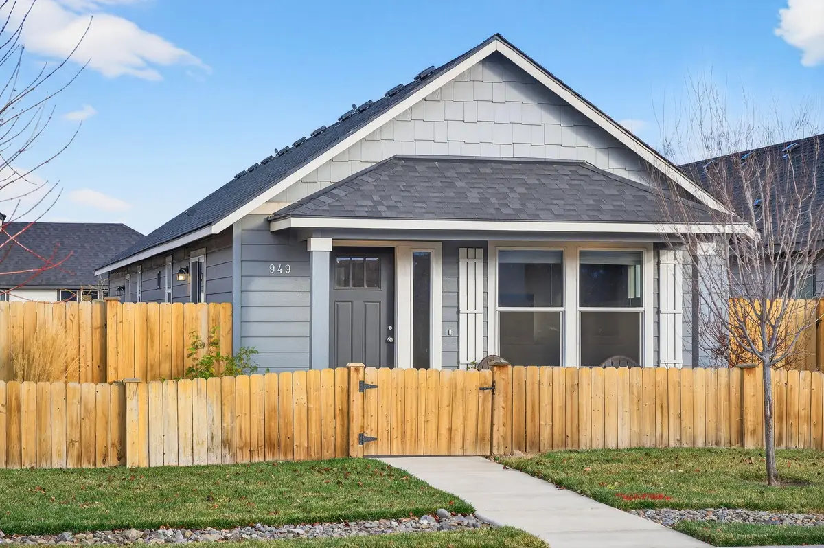 949 NW Upas Avenue, Redmond, OR 97756 - #1
