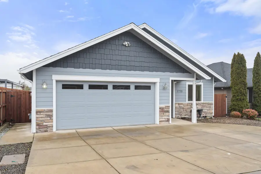 1758 Pearl Eye Lane, Medford, OR 97504 - #3